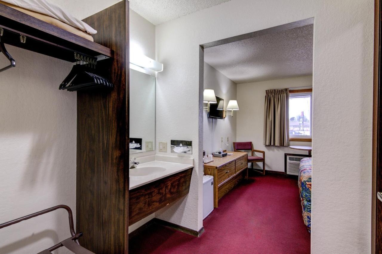 Bloomer Inn & Suites Extérieur photo