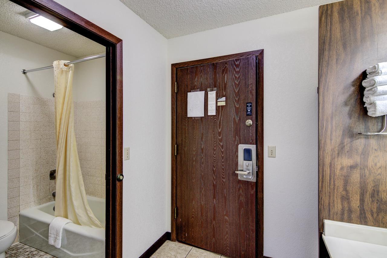 Bloomer Inn & Suites Extérieur photo
