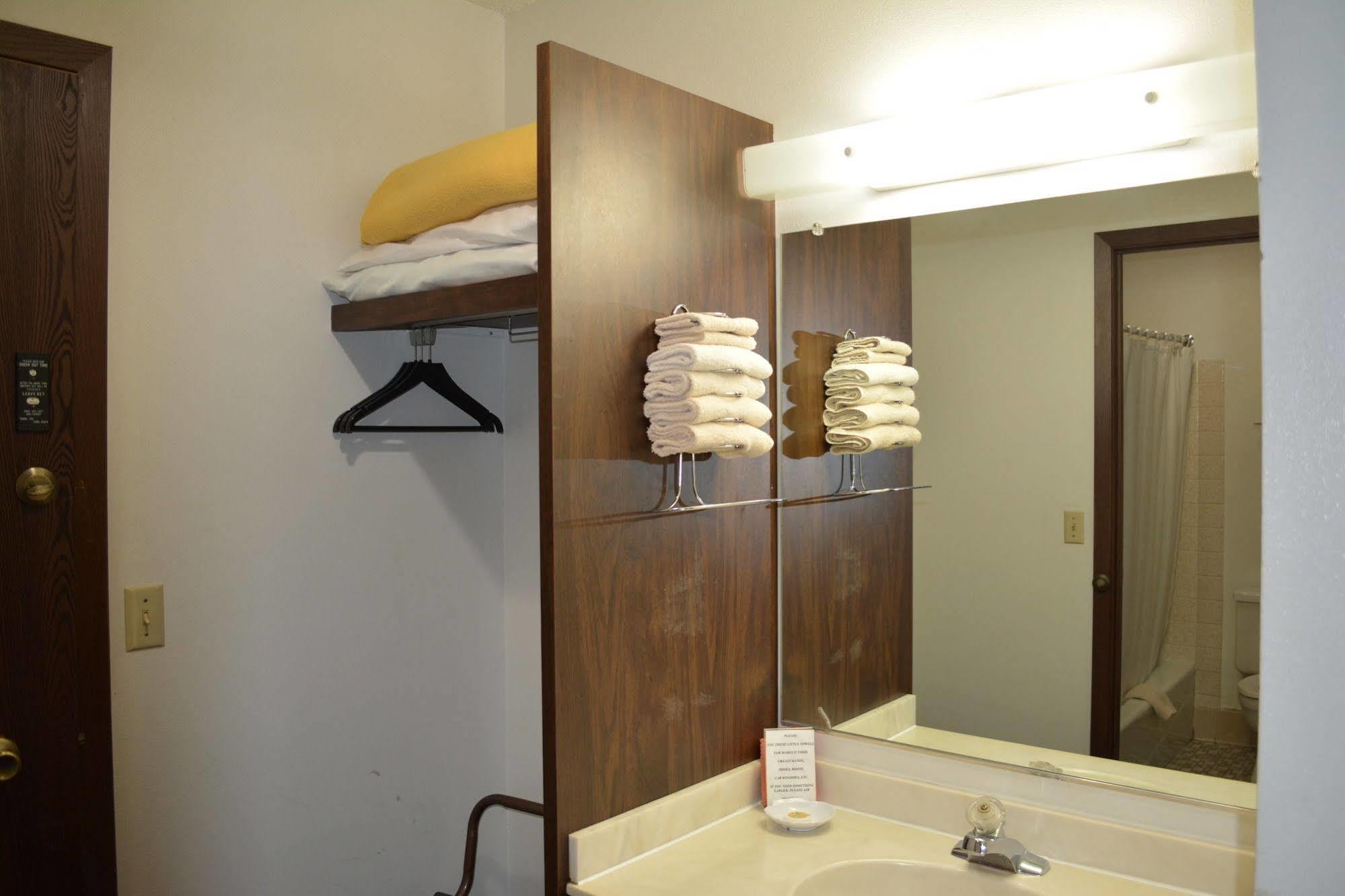 Bloomer Inn & Suites Extérieur photo